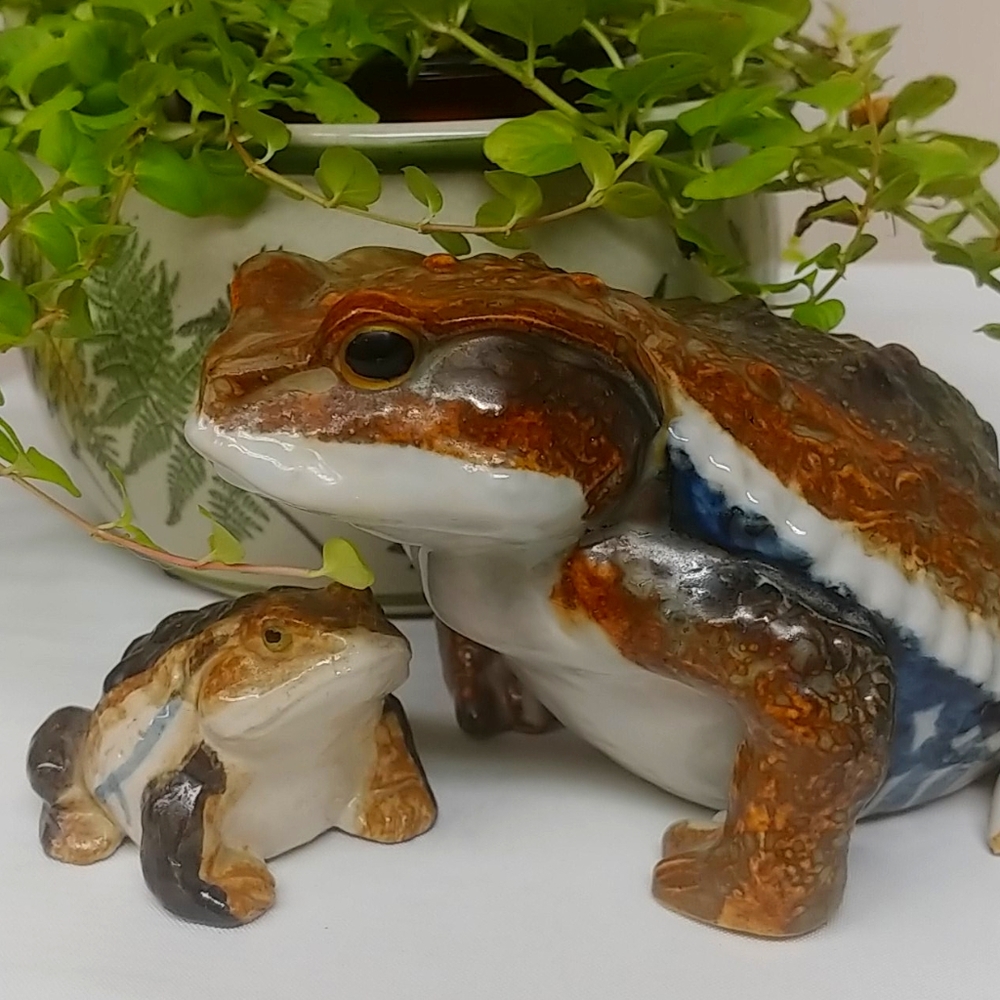 Rare Vtg Porcelain frogs